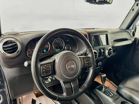 Used 2017 Jeep Wrangler Unlimited Sahara w/ Connectivity Group AWD/4WD image 10
