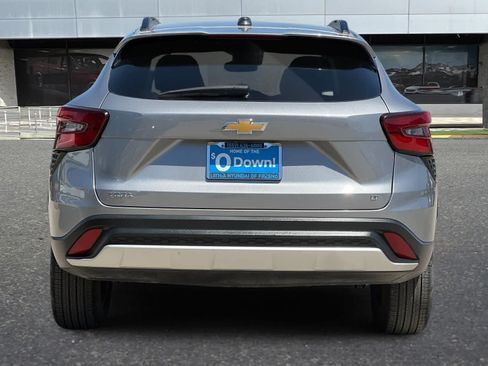 Used 2025 Chevrolet Trax LT FWD image 8