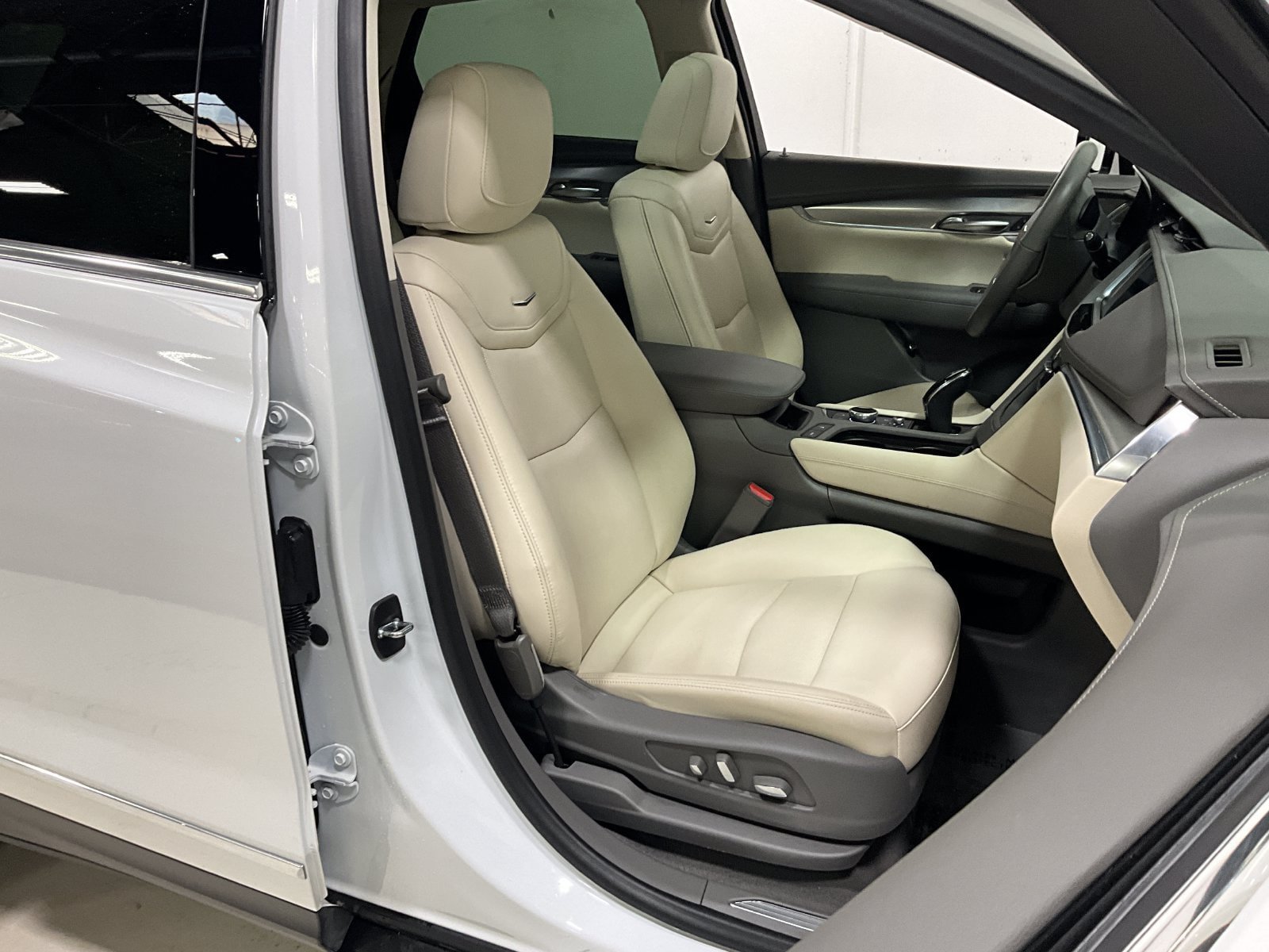 Used 2023 Cadillac XT5 Premium Luxury w/ Technology Package AWD/4WD image 10