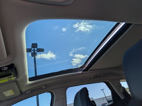 Used 2025 Kia Sportage EX w/ Premium Package image 17