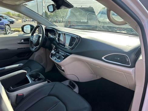 Used 2024 Chrysler Pacifica Touring-L FWD image 11