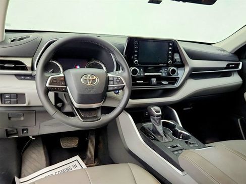 Used 2022 Toyota Highlander XLE AWD/4WD image 13