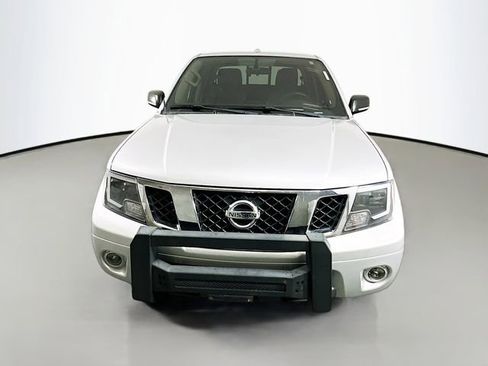 Used 2018 Nissan Frontier SV image 2
