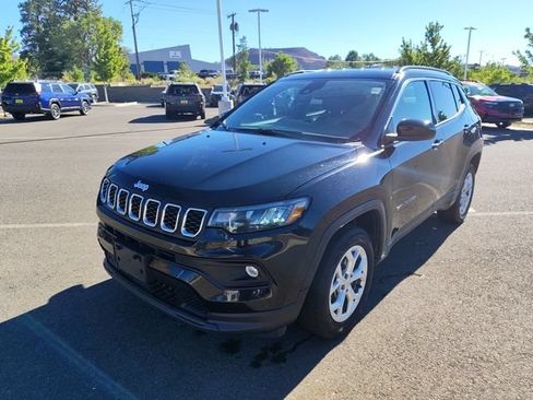 Used 2024 Jeep Compass Latitude AWD/4WD image 7