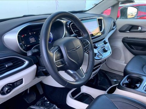 Used 2022 Chrysler Pacifica Touring-L image 3