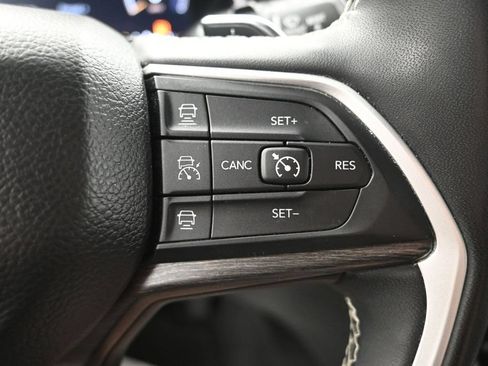 Used 2023 Jeep Grand Cherokee Limited w/ Black Appearance Package AWD/4WD image 24