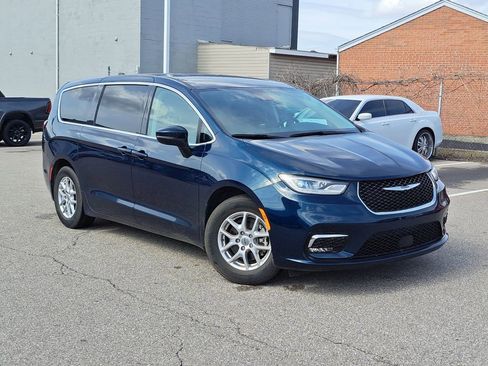 Used 2023 Chrysler Pacifica Touring-L image 24
