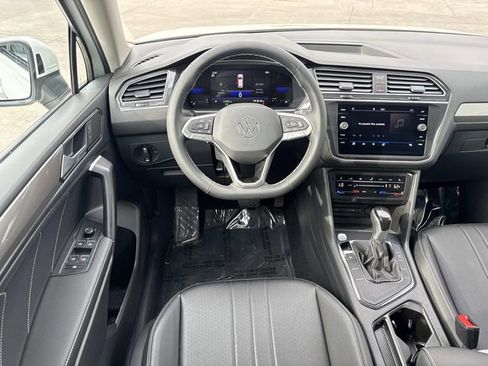 Used 2023 Volkswagen Tiguan SE image 8