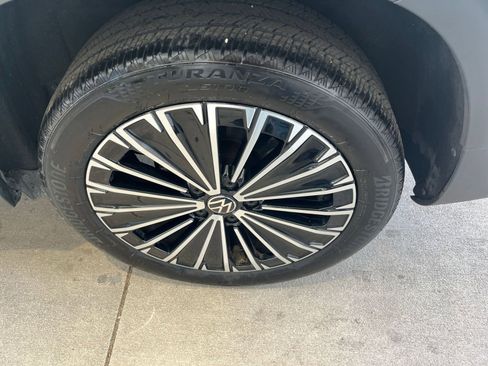 Used 2025 Volkswagen Taos SE image 31