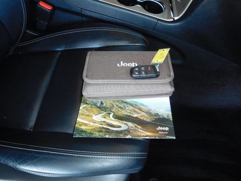 Used 2017 Jeep Grand Cherokee Limited image 18