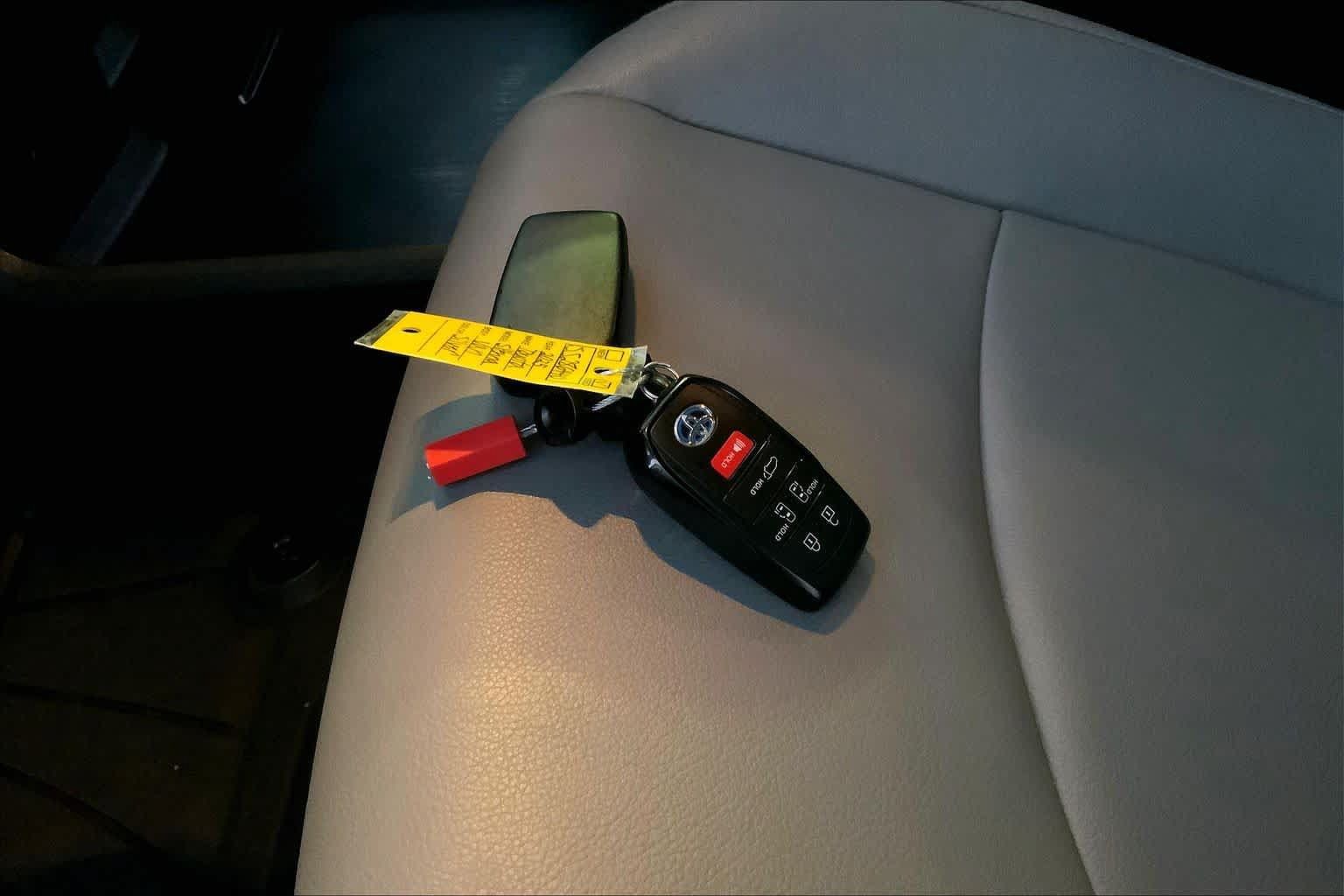 Used 2025 Toyota Sienna XLE FWD image 13