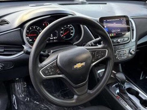 Used 2023 Chevrolet Malibu LT image 2