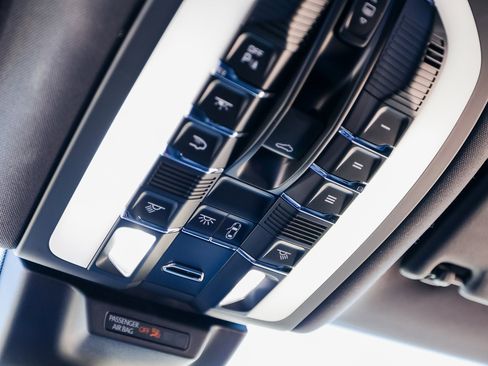 Certified 2025 Porsche Macan image 21