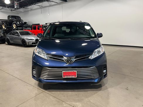 Used 2018 Toyota Sienna XLE w/ XLE Navigation Package FWD image 8