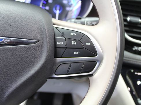 Used 2017 Chrysler Pacifica Limited w/ UConnect Theater Package image 9