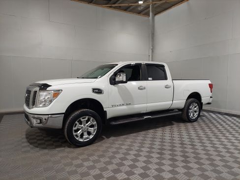 Used 2018 Nissan Titan SV image 1