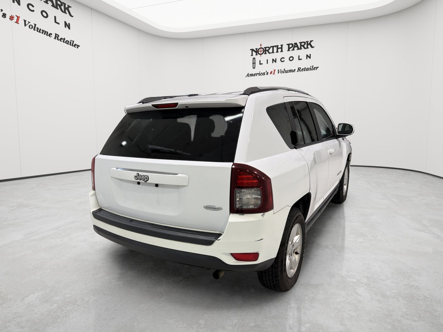 Used 2016 Jeep Compass Latitude FWD image 5