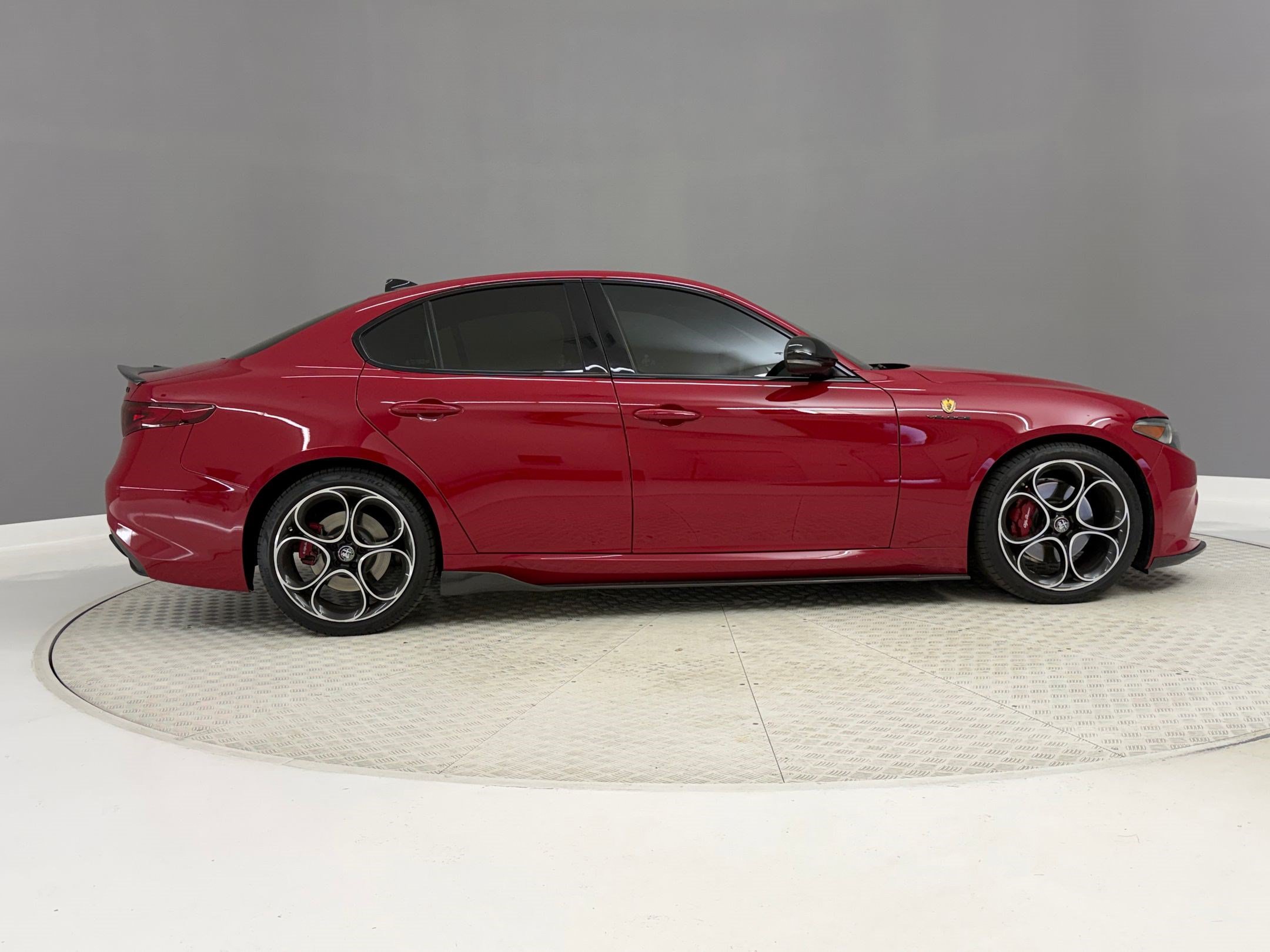Used 2023 Alfa Romeo Giulia Veloce RWD image 8