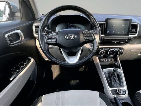 Used 2024 Hyundai Venue SEL FWD image 7