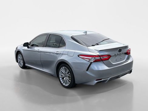 Used 2018 Toyota Camry SE w/ Moonroof Package FWD image 3