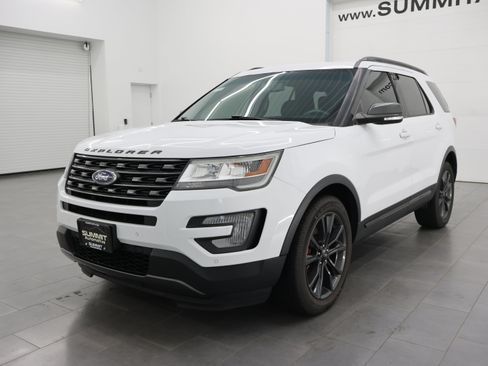 Used 2017 Ford Explorer XLT w/ XLT Appearance Package AWD/4WD image 6