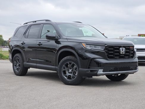 Used 2025 Honda Pilot TrailSport image 2