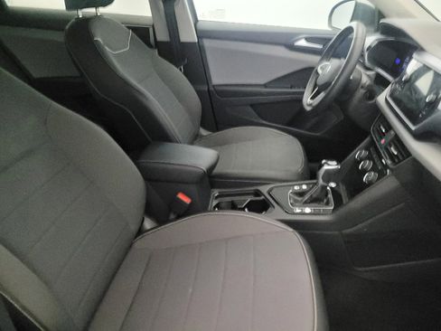 Used 2023 Volkswagen Taos SE w/ Black Wheel Package image 21