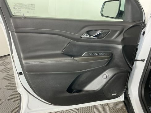 Used 2023 GMC Acadia SLT image 12