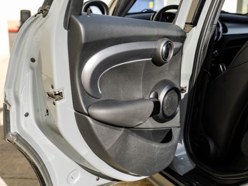 Used 2022 MINI Cooper 4-Door Hardtop w/ Signature Upholstery Package image 42