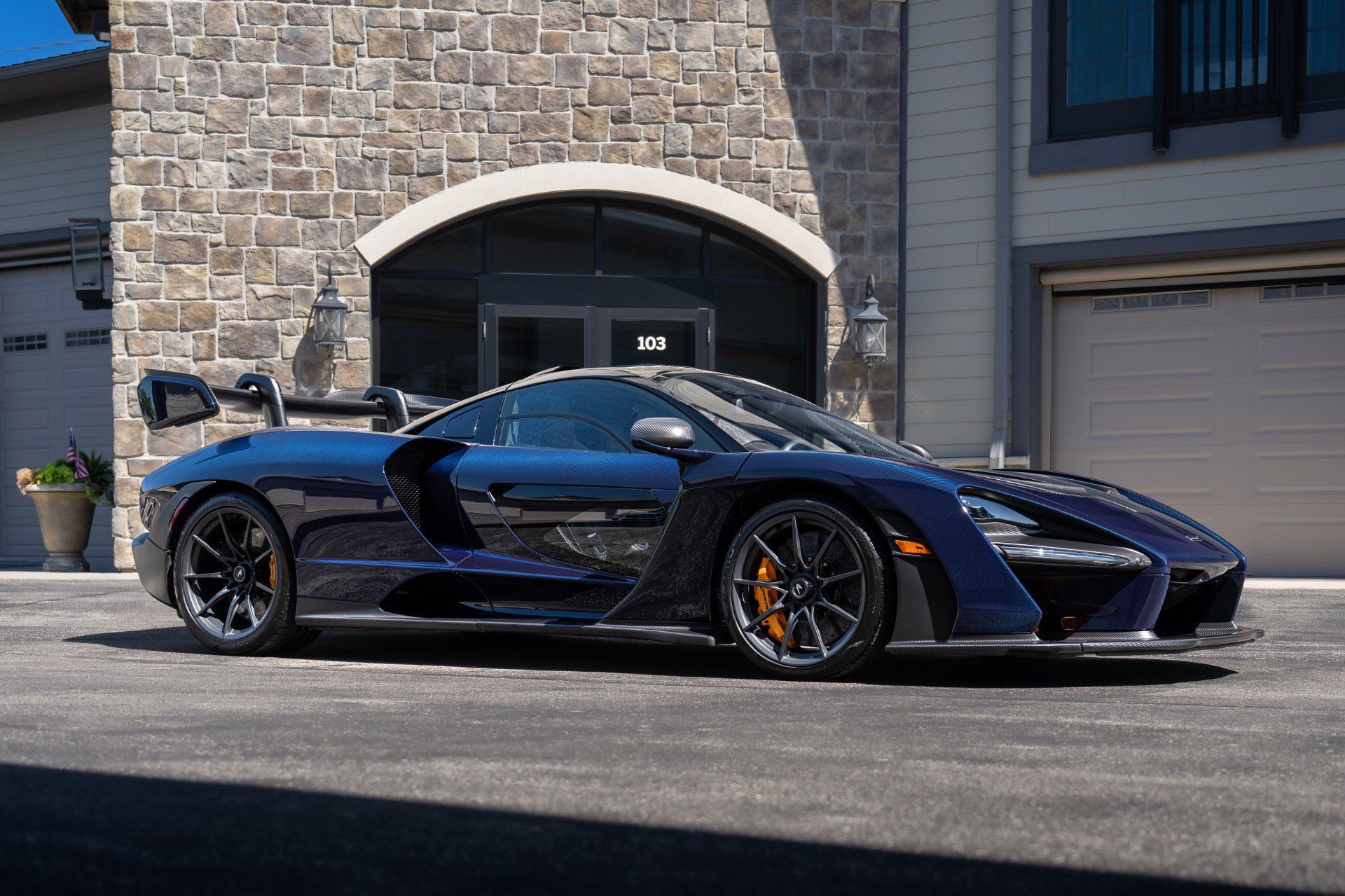 Used 2019 McLaren Senna RWD image 1