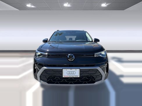Used 2025 Volkswagen Taos SE AWD/4WD image 6
