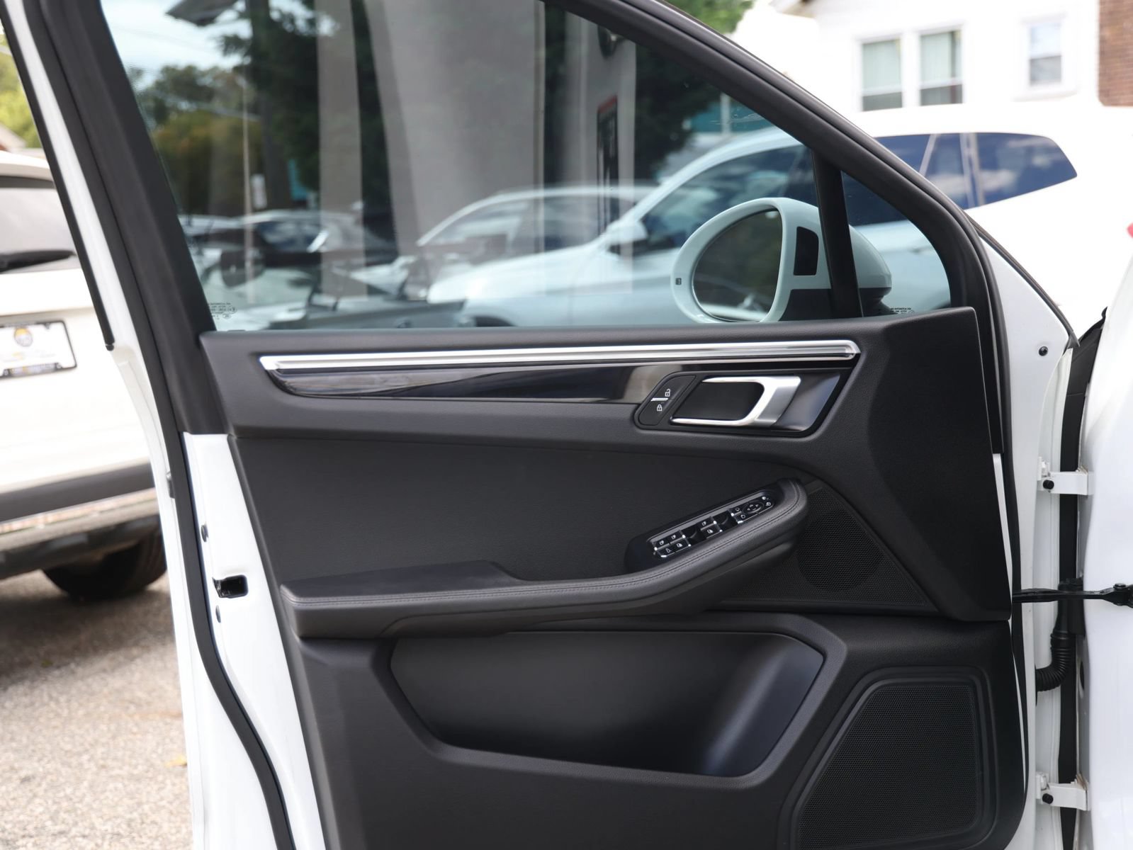 Used 2019 Porsche Macan AWD/4WD image 30