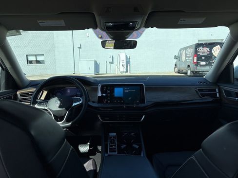Used 2025 Volkswagen Atlas SE image 27