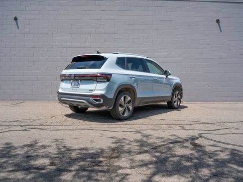 Used 2025 Volkswagen Taos SE w/ Panoramic Sunroof Package AWD/4WD image 7