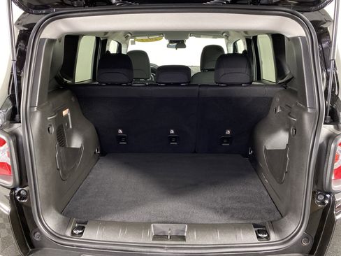 Used 2021 Jeep Renegade Latitude FWD image 29