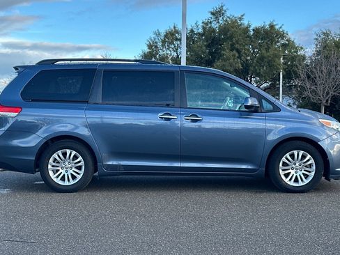 Used 2013 Toyota Sienna XLE image 3