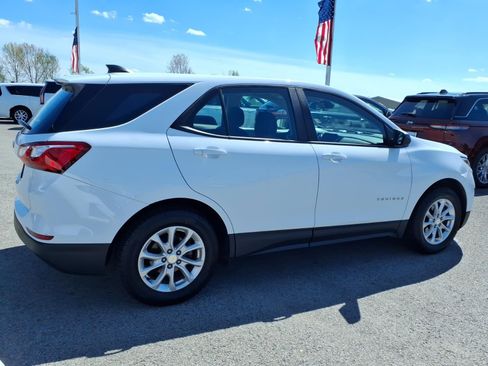 Used 2020 Chevrolet Equinox LS image 2