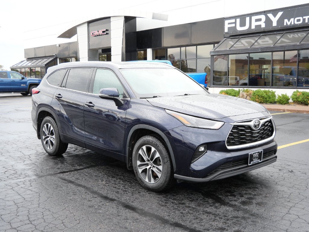 Used 2022 Toyota Highlander XLE AWD/4WD image 3