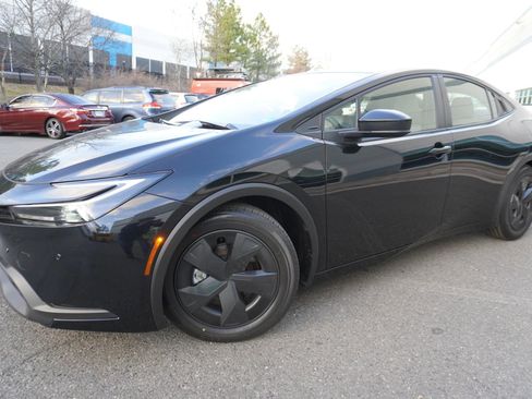 Used 2025 Toyota Prius LE image 3