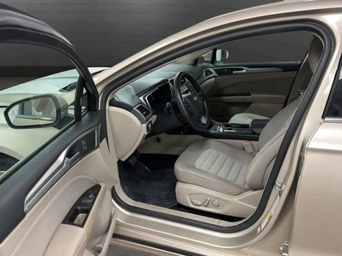 Used 2019 Ford Fusion SE FWD image 21