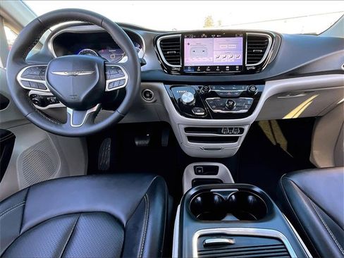 Used 2024 Chrysler Pacifica Touring-L image 21