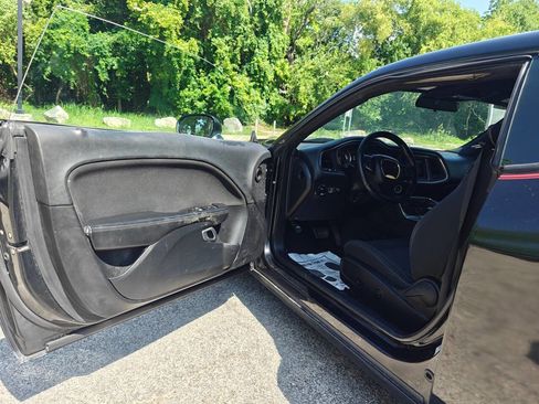 Used 2016 Dodge Challenger SXT RWD image 9