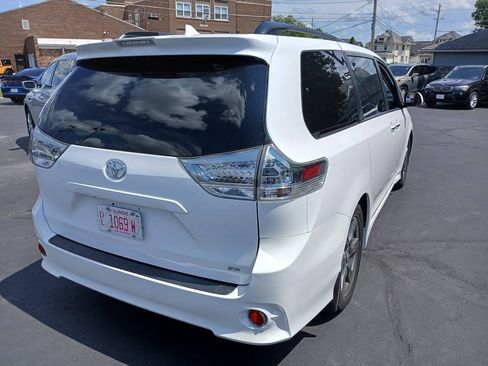 Used 2019 Toyota Sienna SE FWD image 12