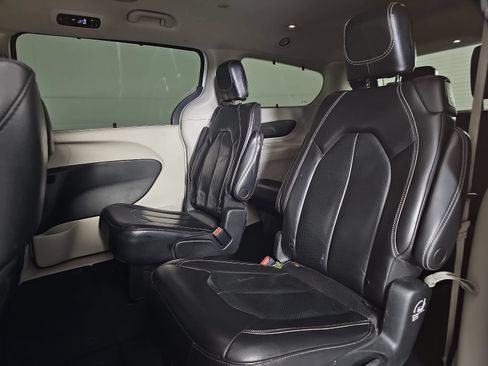 Used 2022 Chrysler Pacifica Touring-L FWD image 12