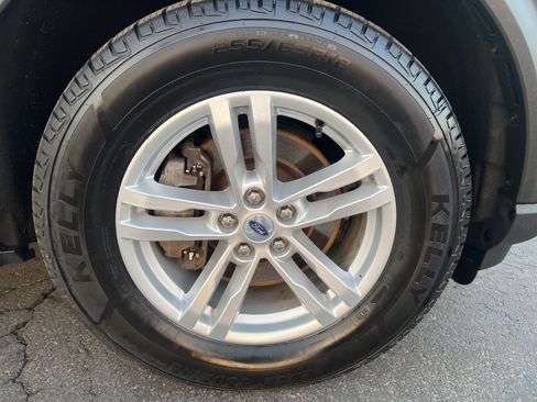 Used 2023 Ford Explorer XLT AWD/4WD image 43