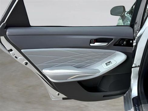 Used 2019 Toyota Avalon Limited image 25