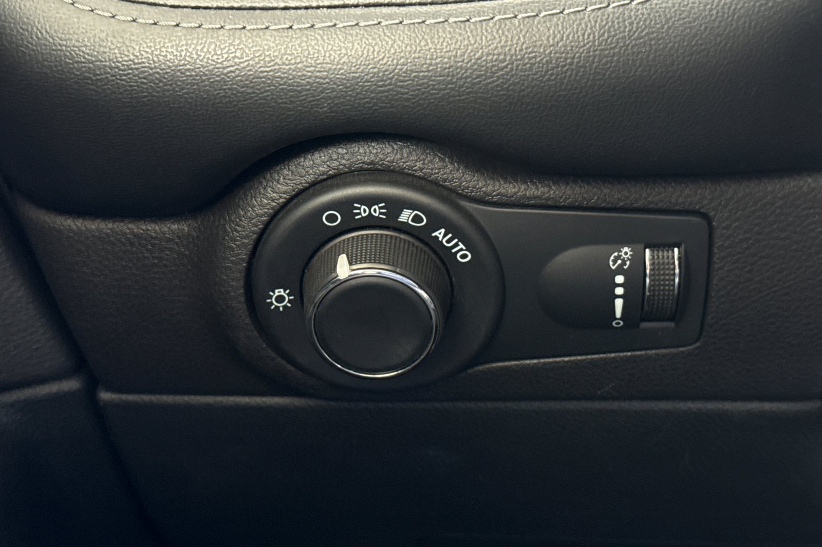 Used 2023 Dodge Durango SXT RWD image 38