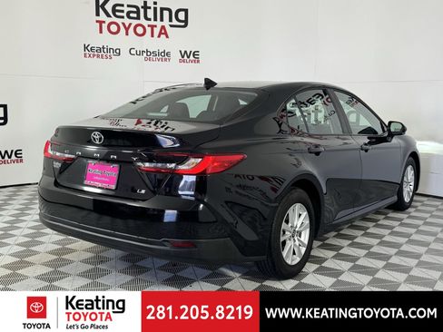 Used 2025 Toyota Camry LE image 5
