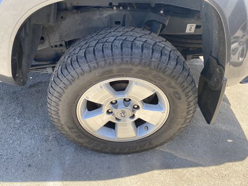 Used 2021 Toyota Tacoma SR5 RWD image 11