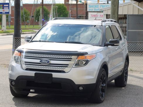 Used 2014 Ford Explorer XLT w/ Equipment Group 202A AWD/4WD image 3